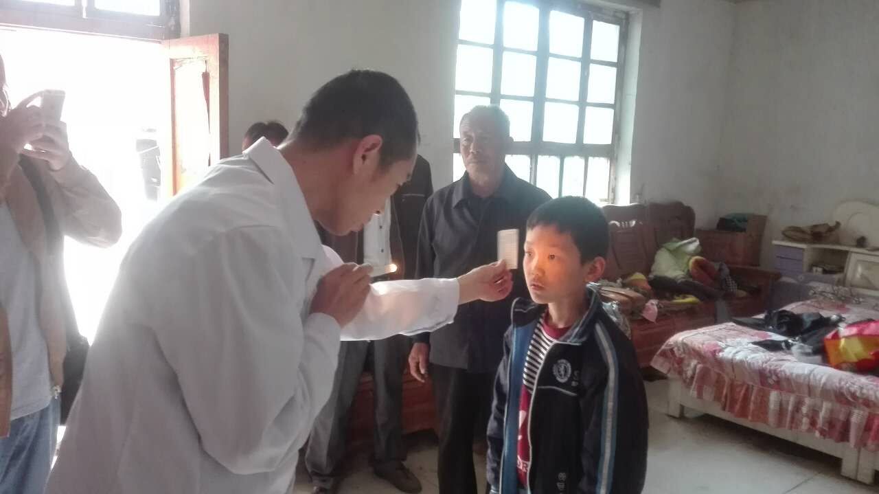 如果我能看清，就能有效牽住你的手