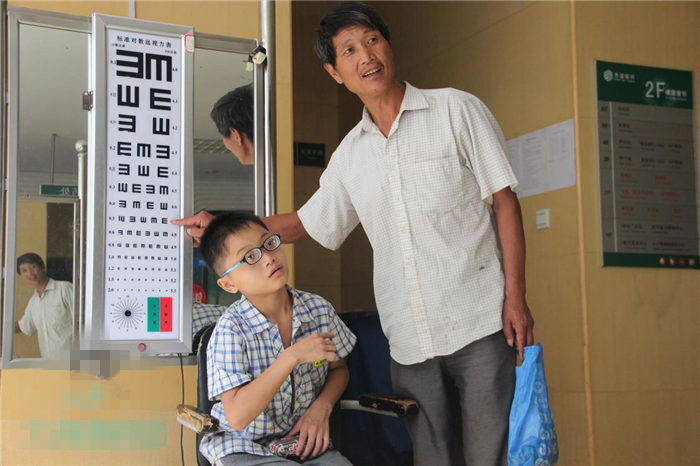 還記得他嗎？2200度近視娃免費(fèi)驗(yàn)配昂貴眼鏡！