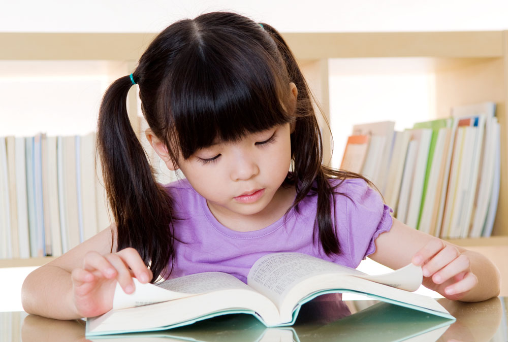 孩子看書離得近，這是近視嗎？