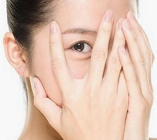 讀懂眼睛發(fā)出的4大信號，避免健康亮紅燈！