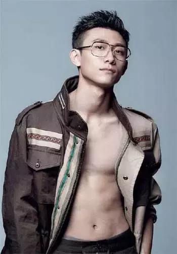 鹿晗李易峰楊洋張藝興，愛豆“眼鏡殺”誰(shuí)更好看？